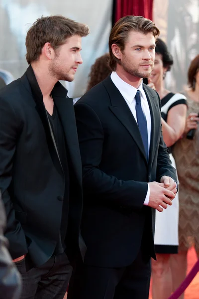 Liam Hemsworth and Chris Hemsworth arrive at the Los Angeles premiere — Stock Photo, Image