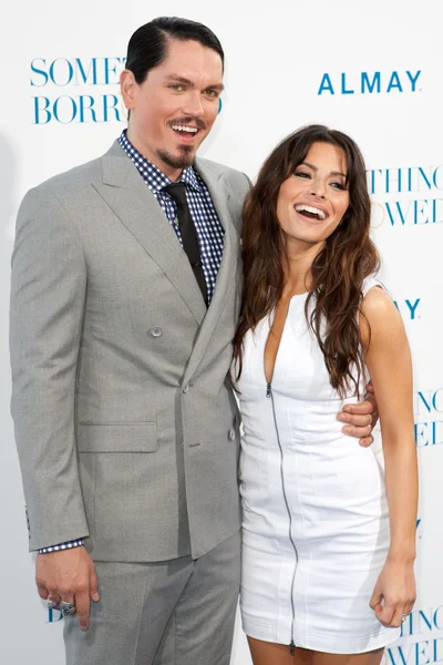 Steve Howey et l'actrice Sarah Shahi arrivent à la première de Los Angeles — Photo