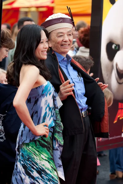 James Hong and guest arrive at the Los Angeles premiere — Stock Photo, Image