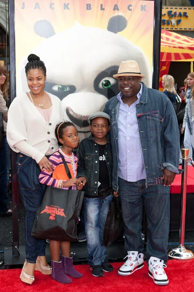 Cedric entertainer och familjen fram till los angeles premiären av kung fu panda 2 — Stockfoto