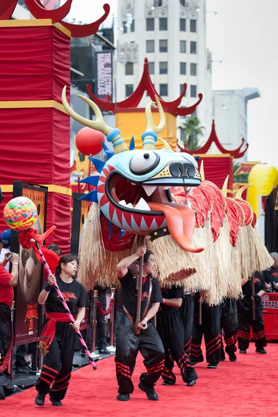 Performers open the premiere with a dragon dance at the Los Angeles premiere of Kung Fu Panda 2 — Stock Photo, Image