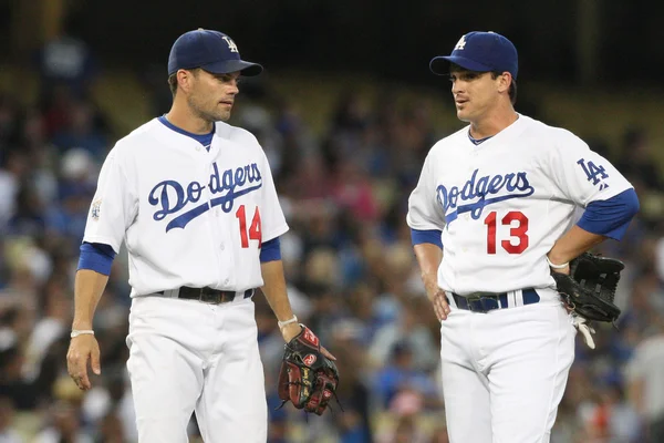 JAMEY CARROLL e RYAN THERIOT têm uma conversa rápida entre as entradas do jogo — Fotografia de Stock