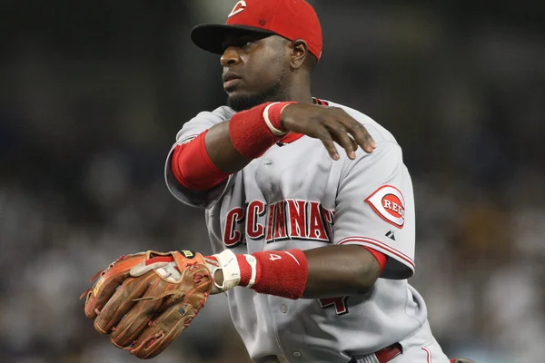 BRANDON PHILLIPS fields a ground ball and throws to first during the game — Stock Photo, Image