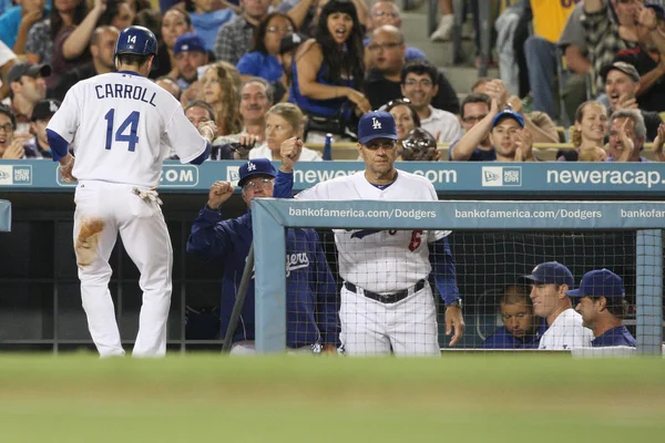 JAMEY CARROLL gets a fist bump from JOE TORRE after scoring during the game — Stockfoto