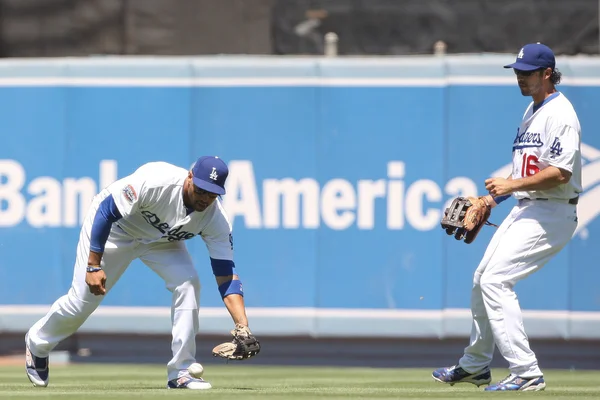 MATT KEMP scoops up a grounder that made it out of the infield during the game — Stock Photo, Image