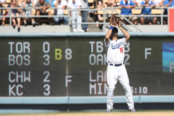 Andre ethier úlovky hluboké fly ball v pravém poli během hry — Stock fotografie