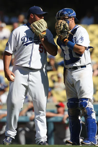 JONATHAN BROXTON and A.J. ELLIS have a quick chat during the game — Stock Photo, Image