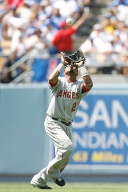 Erick aybar altında yüksek bir top oyun sırasında alır.