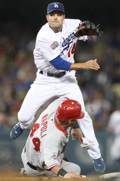 Jamey Carroll lanza primero para completar una partida doble mientras Mike Napoli se desliza en segundo lugar durante el juego — Foto de Stock