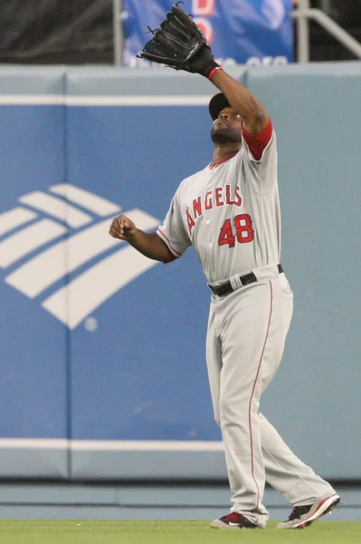 Torii Hunter catches a fly ball during the game — Stock Photo, Image