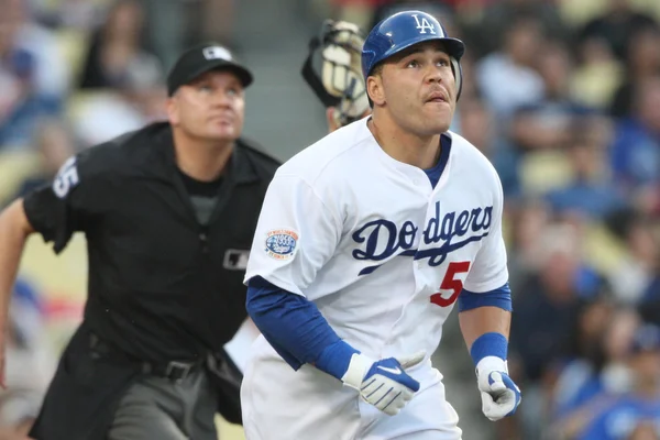 Russell Martin assiste seu flyball enquanto corre para o primeiro durante o jogo — Fotografia de Stock