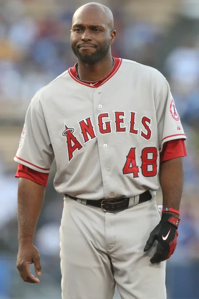 Torii hunter väntar hans hatt och handskar under matchen — Stockfoto