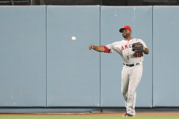 Torii Hunter make a catch on a deep fly ball and throws to second during the game — Stock Photo, Image