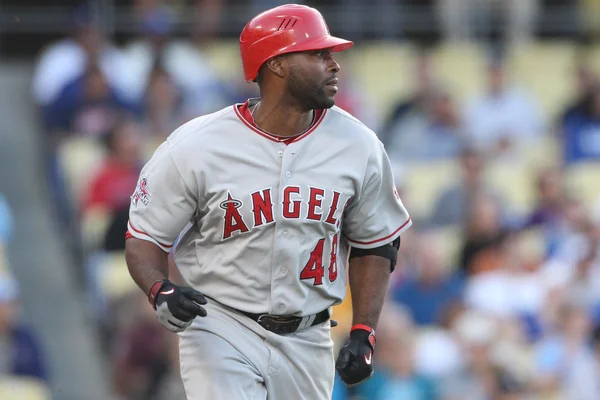 Torii Hunter regarde sa boule de mouche se faire attraper alors qu'il court vers la première place pendant le match — Photo