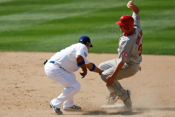 Robb Quinlan tries to beat the tag by Rafael Furcal during the game — Stock Photo, Image