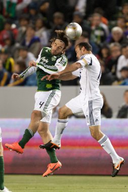 Mike chabala ve landon donovan sırasında major league soccer oyunu