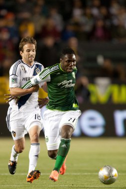 mike Magee ve kalif alhassan major league soccer oyun sırasında