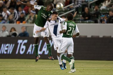 major league soccer oyun sırasında bir başlık için hanyer mosquera ve robbie keane mücadele