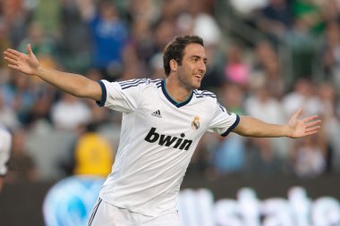 Gonzalo higuain onun hedefi Dünya Futbol challenge oyun sırasında kutluyor.