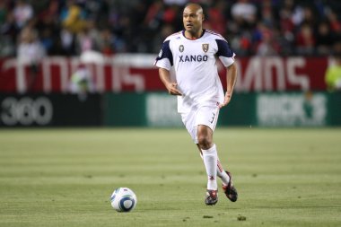 Robbie russell koşuyor top oyun sırasında