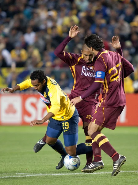 Jean Beausejour hogy foulded Diego Jimenez és Juan Carlso Leano Interliga 2010 mérkőzés alatt — Stock Fotó