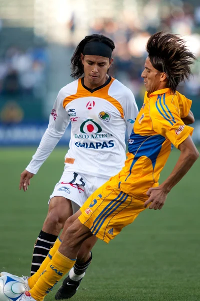 Gerardo Flores and Francisco Fonseca in action during InterLiga 2010 match — Stock Photo, Image