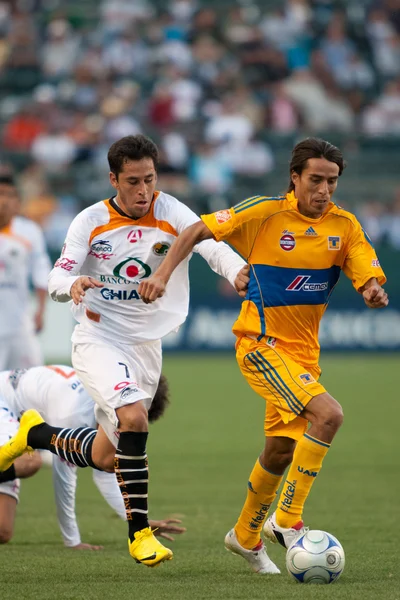 Oscar Razo e Lucas Lobos em ação durante o jogo da InterLiga 2010 — Fotografia de Stock