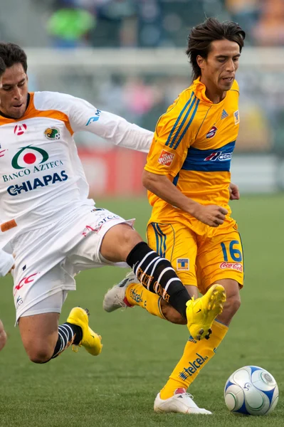 Oscar Razo and Lucas Lobos in action during the InterLiga 2010 match — Stock Photo, Image