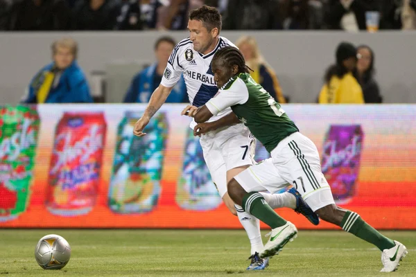 Keane och diego chara i aktion under major league soccer spelet — Stockfoto