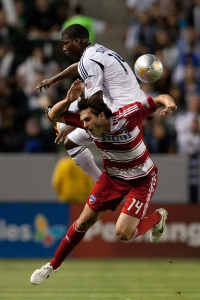 George John et Edson Buddle en action pendant le match de soccer de la Ligue majeure — Photo