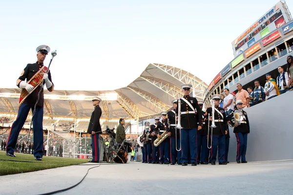 Miembros de las Fuerzas Armadas de los Estados Unidos salen al campo antes del partido de la Major League Soccer —  Fotos de Stock