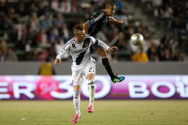 David Beckham and Justin Morrow in action during the Major League Soccer game — Stock Photo, Image