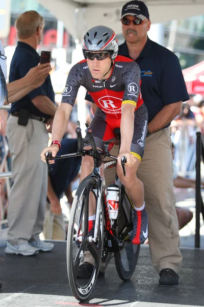 Levi Leipheimer gets ready to ride his time trial through out downtown Los Angeles — Stock Photo, Image