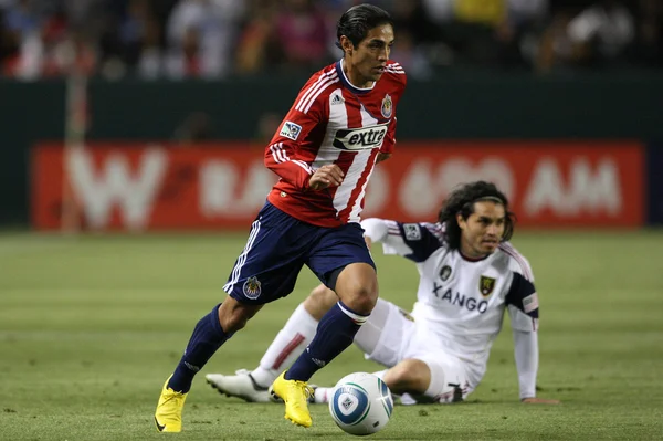 Mariano Trujillo gets past Fabian Espindola during the game — Stock Photo, Image