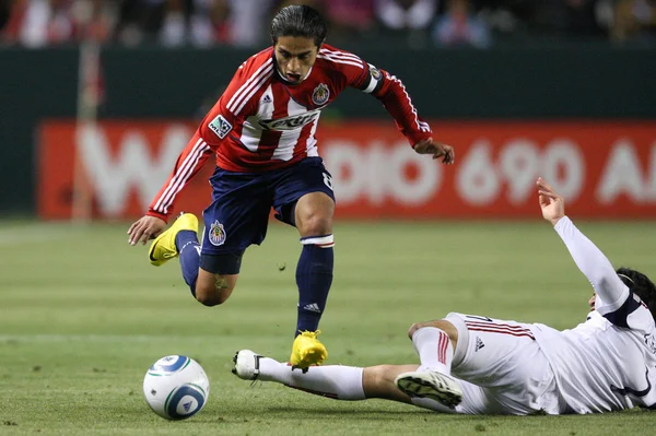 Mariano trujillo fabian espindola oyun sırasında alır.