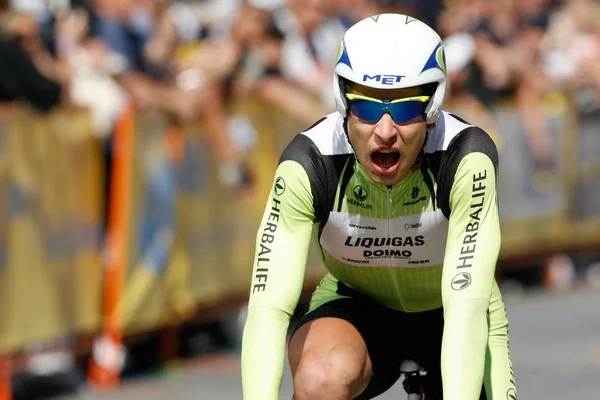 Peter Sagan crosses the finish line in exhaustion after completing his time trial throughout downtown Los Angeles — Stock Photo, Image