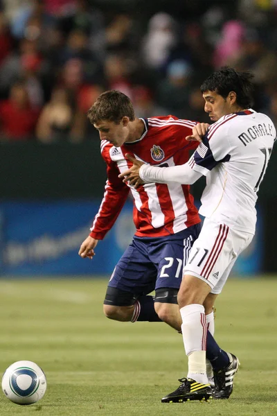 Ben Zemanski and Javier Morales fight for the ball during the game — Stock Photo, Image