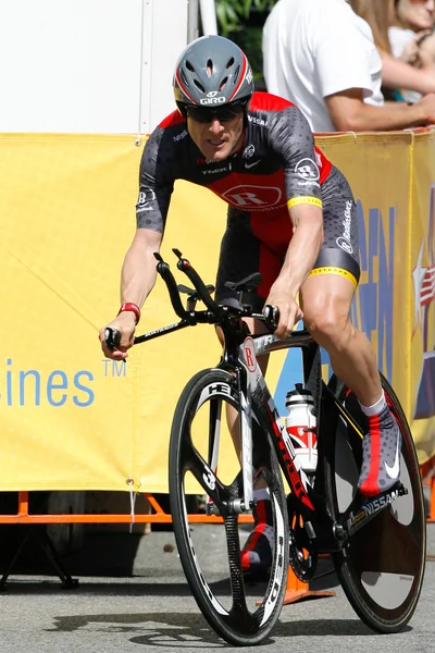 Levi Leipheimer rides the time trial through out downtown Los Angeles — Stock Photo, Image