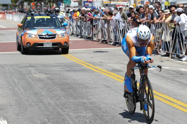 Steven Cozza rides the time trial throughout downtown Los Angeles — Stock Photo, Image