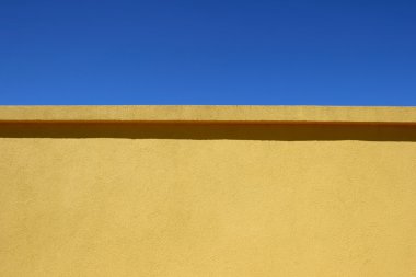 duvar ve mavi gökyüzü