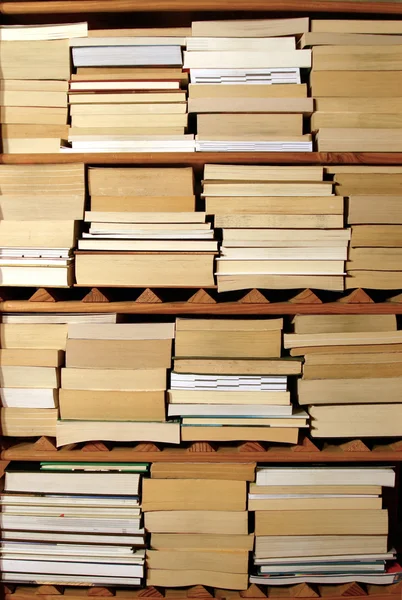 Libros en estantes — Foto de Stock
