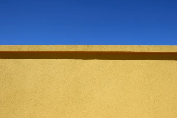 duvar ve mavi gökyüzü