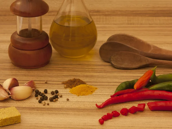 Olja, chili peppar och vitlök — Stockfoto