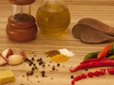 Masanın üzerine baharat karışımı