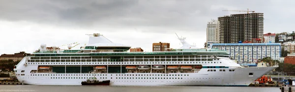 Kreuzfahrtschiff im Hafen — Stockfoto