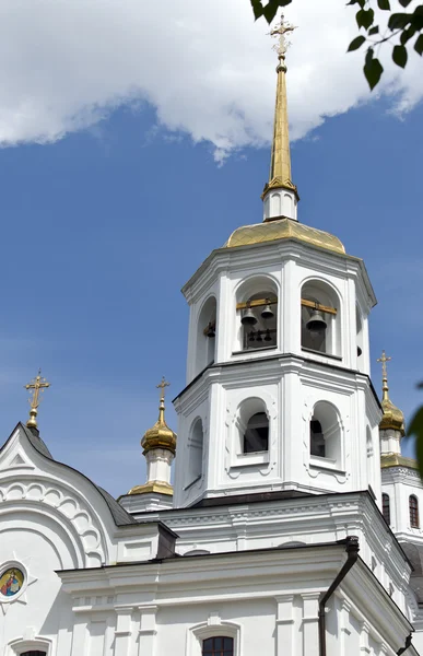 Sätta en klocka på står hög av michael-archangelical harlampievsky templet irkutsk — Stockfoto