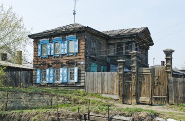 eski ahşap ev ve küçük sokak Irkutsk kapısı