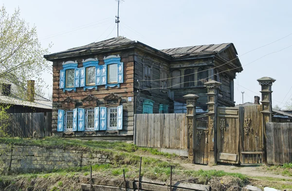 Vecchia casa in legno e cancello sulla piccola strada Irkutsk — Foto Stock