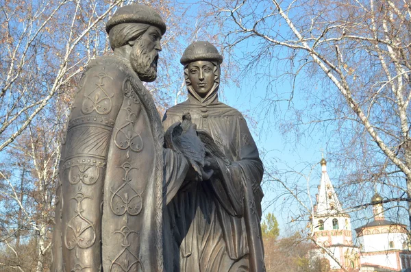 Il monumento al beato principe Pyotr e alla principessa Fevronia Murom a Irkutsk — Foto Stock