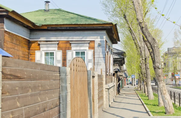 Street with wooden houses in Irkutsk — Stock Photo, Image